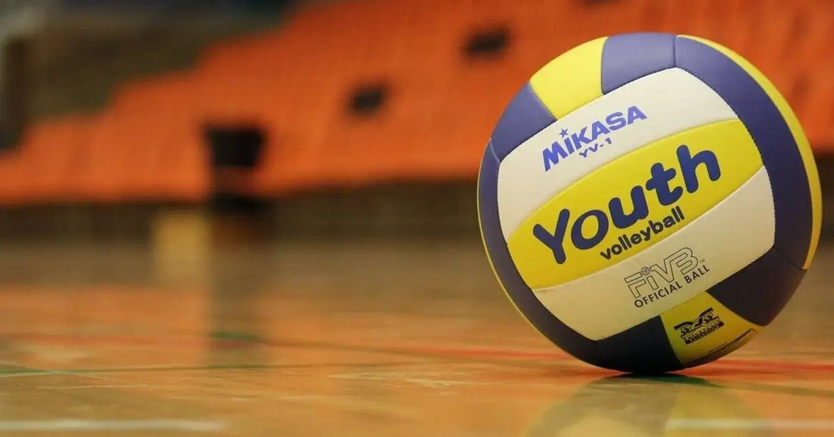 Ein Volleyball liegt auf dem Boden vor einer leeren Tribüne
